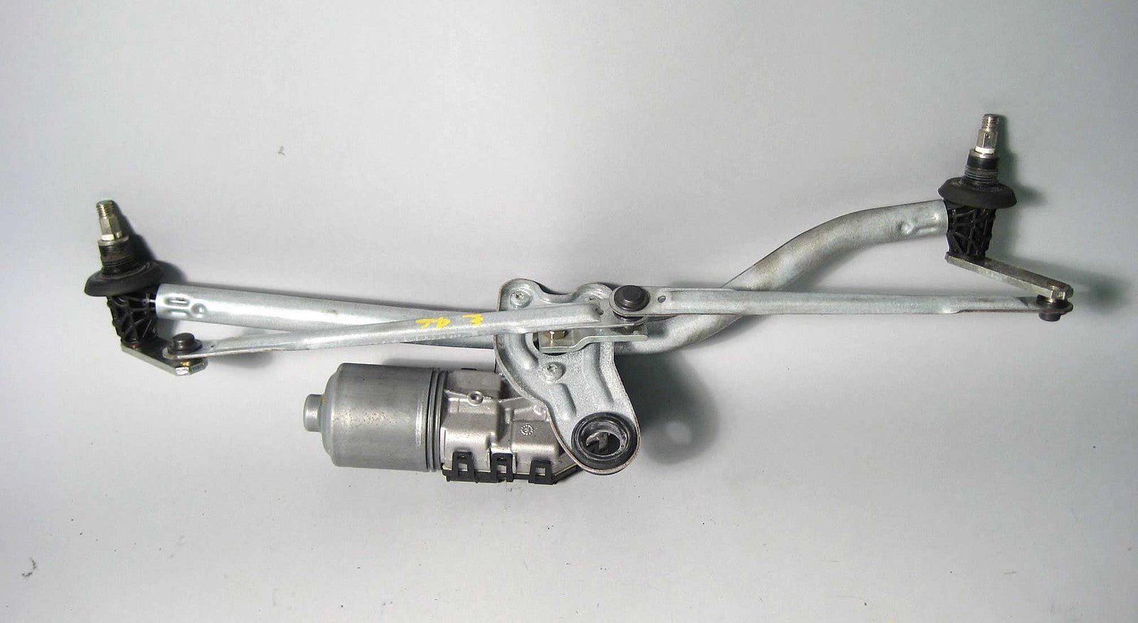 57_06b47692-fa3f-407a-bde6-2bfa5e1f04cf.jpg BMW E46 3 Series Windshield Wiper Linkage w Motor 2002-2006 325i 330i OEM USED - Image 1