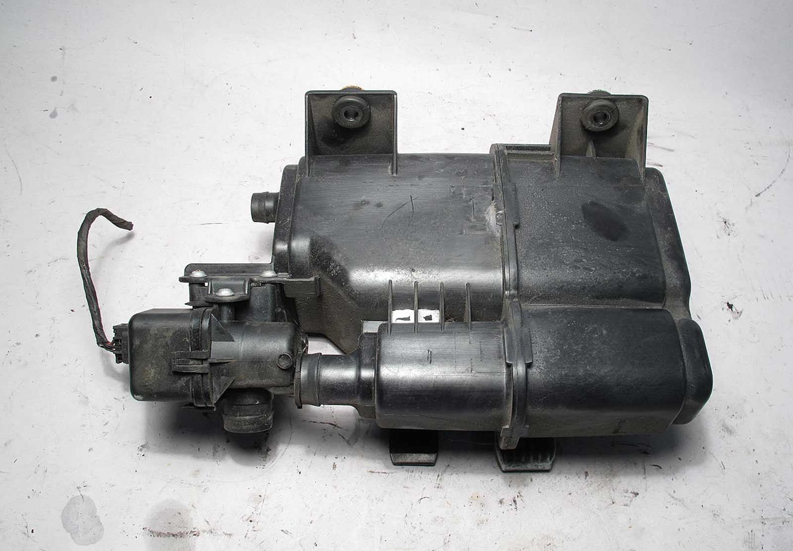 57_0f69c9f7-2b93-431d-bb1e-3ffae69a2255.jpg BMW E60 5-Series E63 Activated Carbon Charcoal Canister LDP EVAP 2004-2010 USED - Image 1