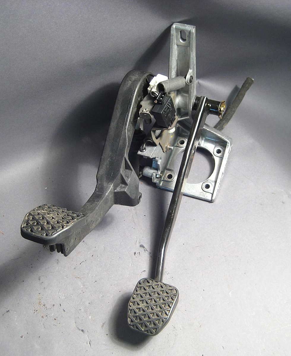 57_4f578dcb-48cc-4535-8c3e-1f8ff39806fe.jpg BMW E36 3-Series Z3 1997-2000 Clutch Brake Pedal Complete 5-Speed Swap OEM USED - Image 1