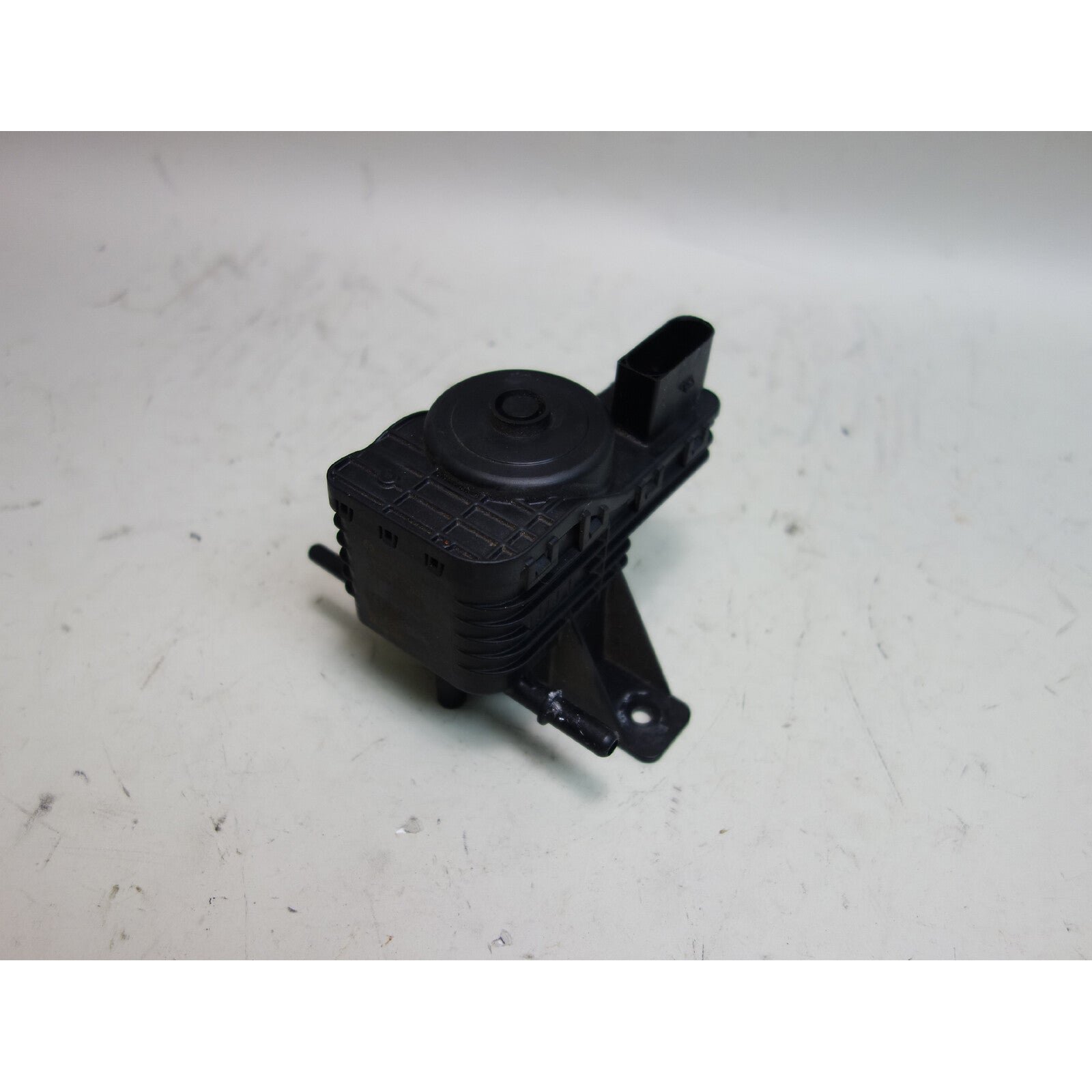 57_57135534-5af7-411b-9358-b81d93d6a6fd.jpg 2009-2013 BMW E90 335d X5 Diesel M57 SCR DEF Fluid Transfer Pump OEM - Image 1