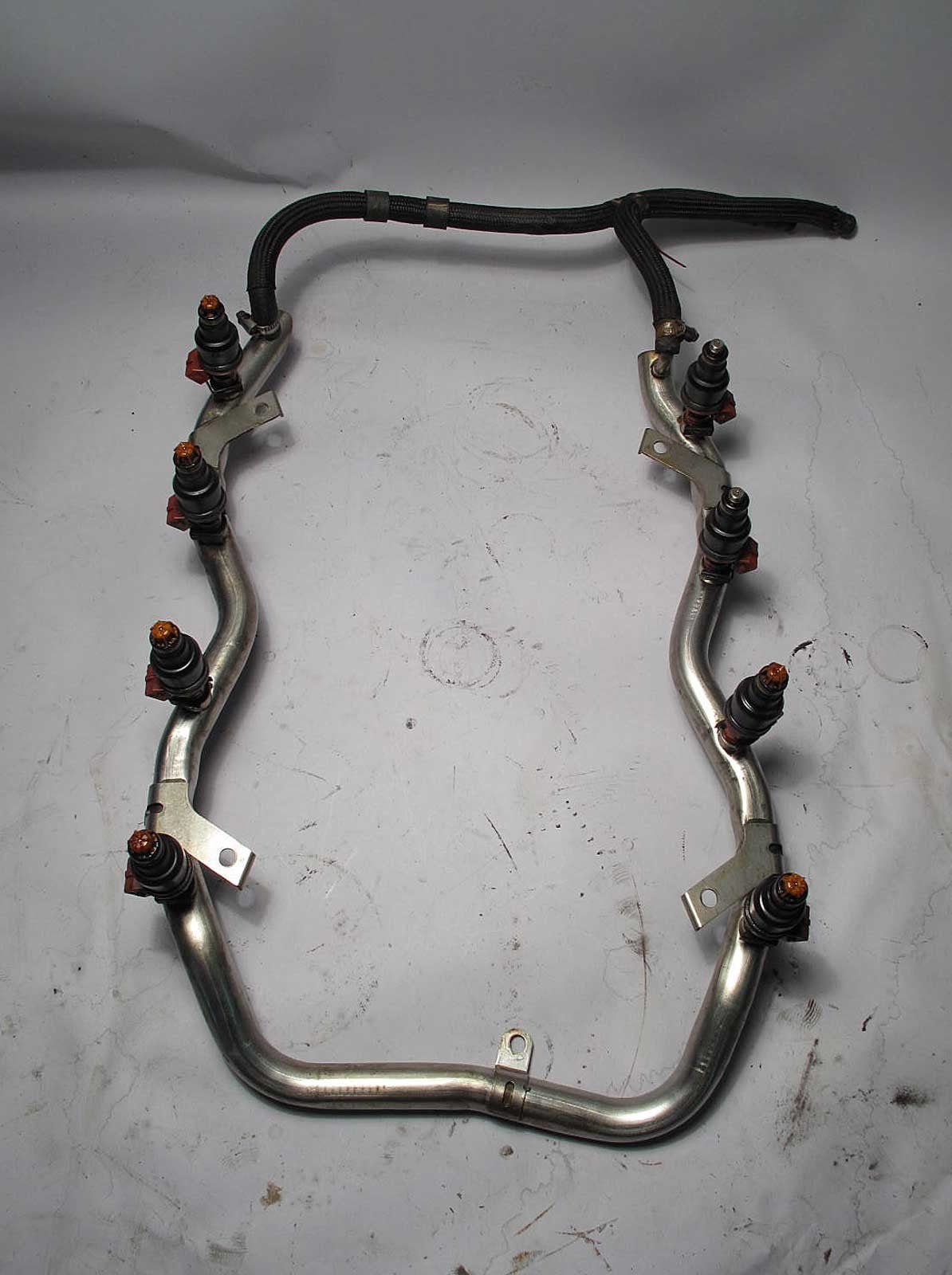 57_58c1284a-0677-4978-94ac-ecc8b223dfc7.jpg BMW E38 7-Series 740i 740iL V8 Fuel Rail Tube and Injectors 1997-1998 USED OEM - Image 1