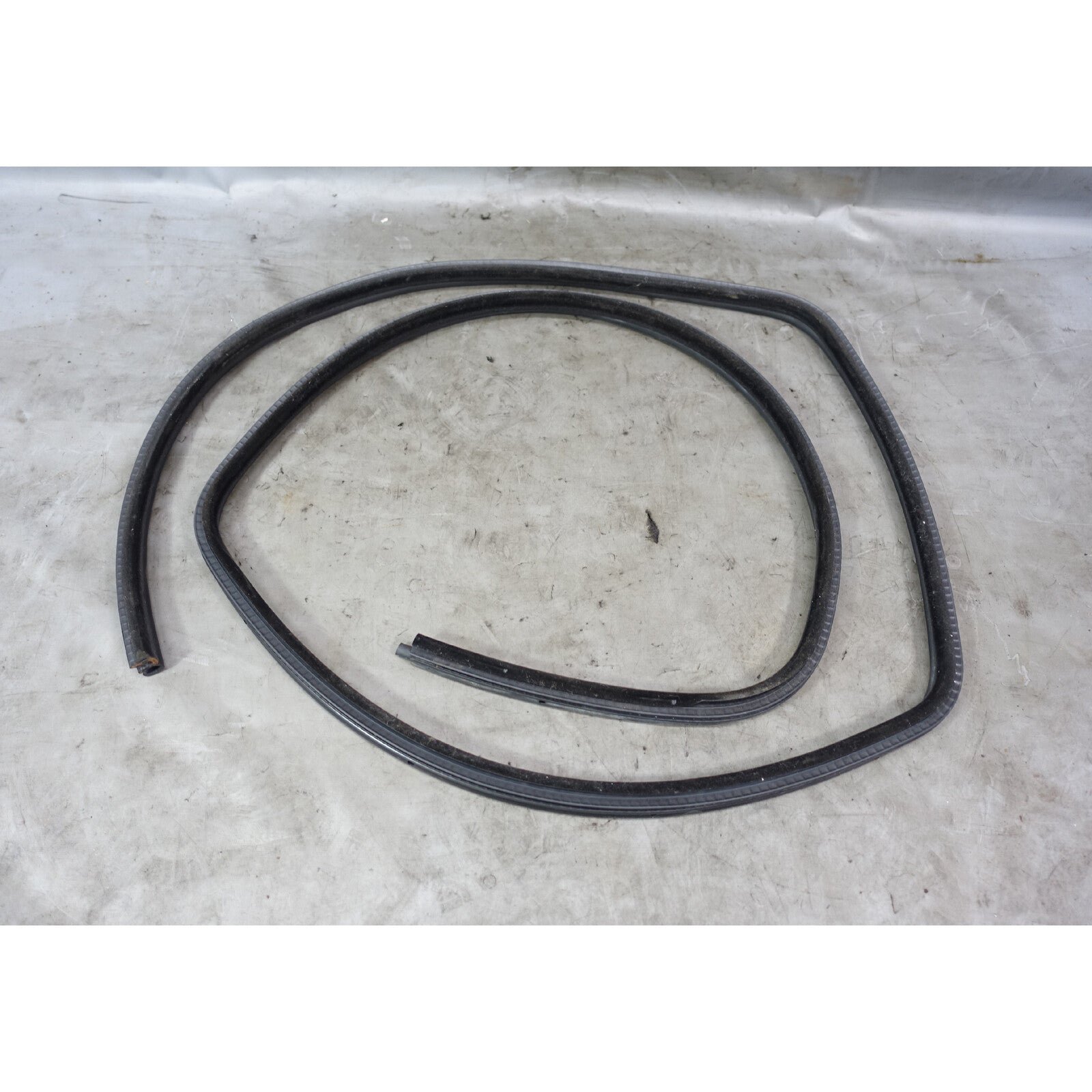 57_6842ec88-daf0-42f0-9d32-8fb67a26892b.jpg 2006-2012 BMW E91 3-Series Touring Wagon Rear Door Weatherstripping Seal Body OE - Image 1
