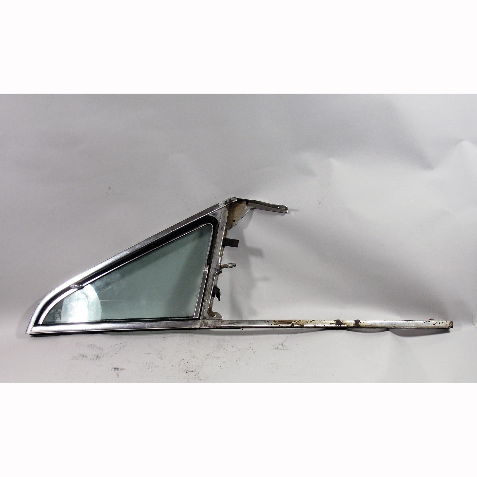57_7c8249e2-3240-4468-9a6d-3e84ec485b88.jpg Damaged 1969-1976 BMW 2002 Right Front Vent Window w Frame 114 1602 2002tii OEM - Image 1