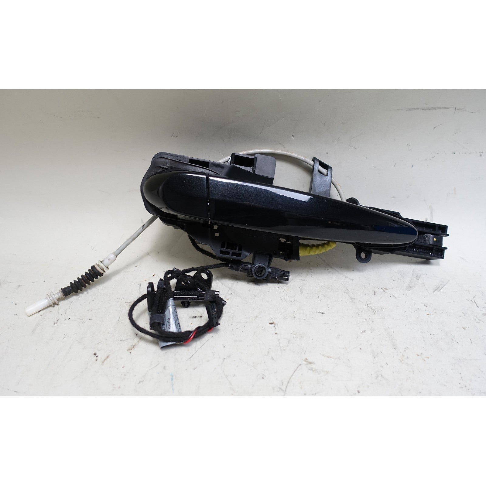 57_845ca9d5-cff4-451f-815d-d49935db558a.jpg 2008-2013 BMW E82 1-Series E88 Right Exterior Outside Door Handle Black Sapphire - Image 1