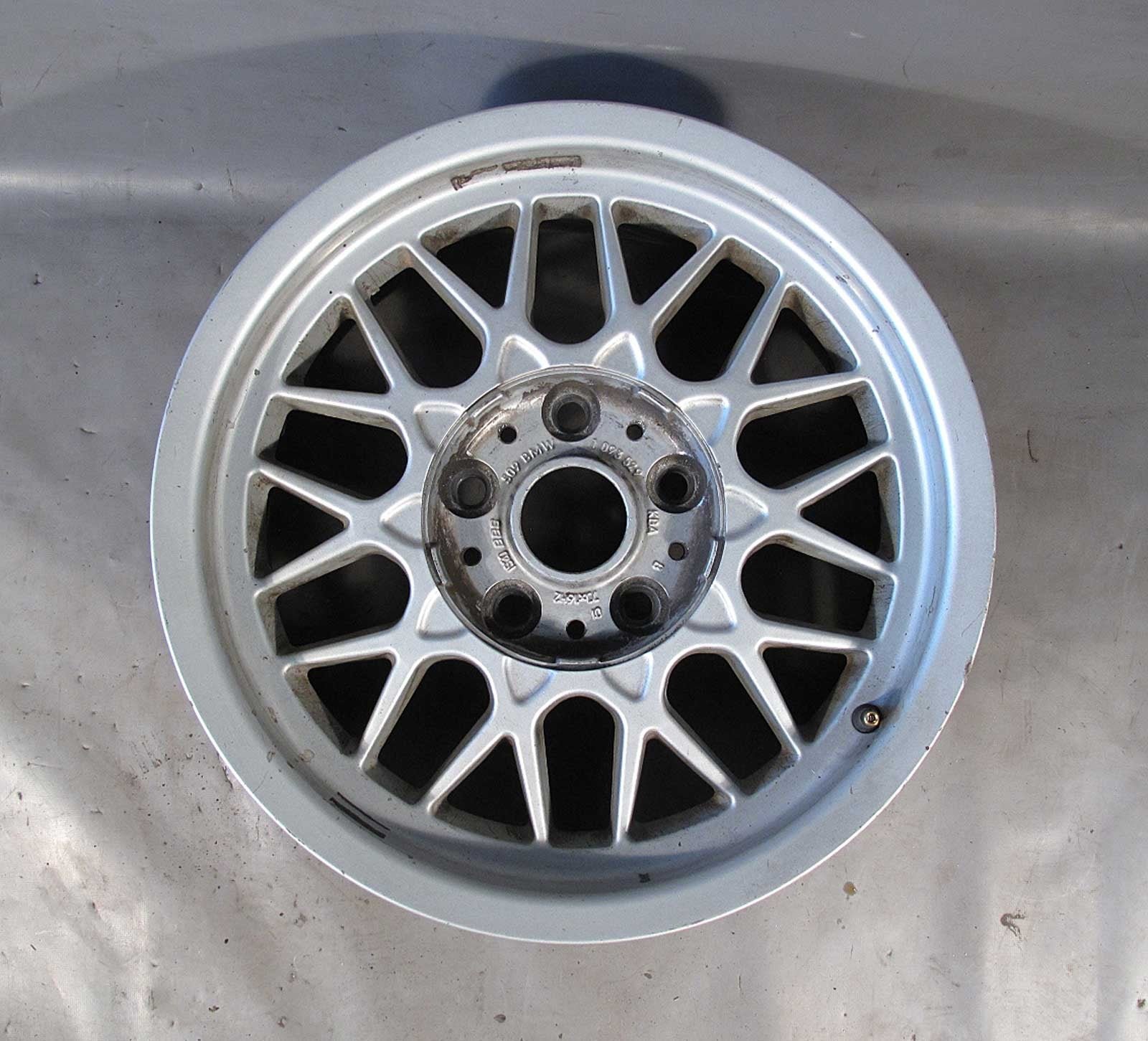 57_8d2ee6dd-fe6c-4d79-baae-2fcdfb386988.jpg BMW E39 5-Series Factory 16x7 Style 29 Cross-Spoke Alloy Wheel Single 1997-2003 - Image 1
