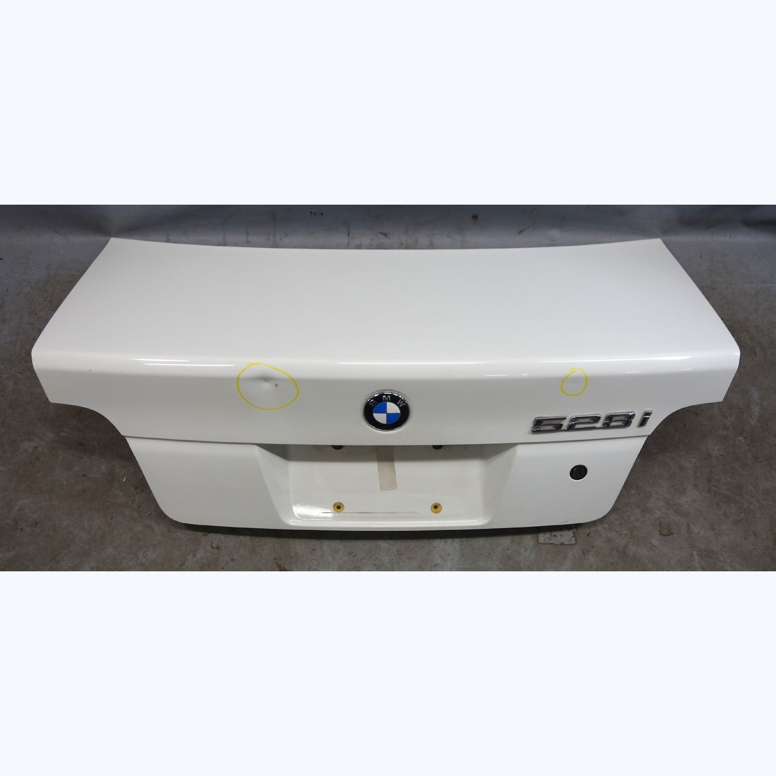57_b5b3fff4-deee-44b4-8f33-5f700ddbc66a.jpg Damaged 97-03 BMW E39 5-Series Sedan Rear Trunk Boot Deck Lid Alpine White OEM - Image 1