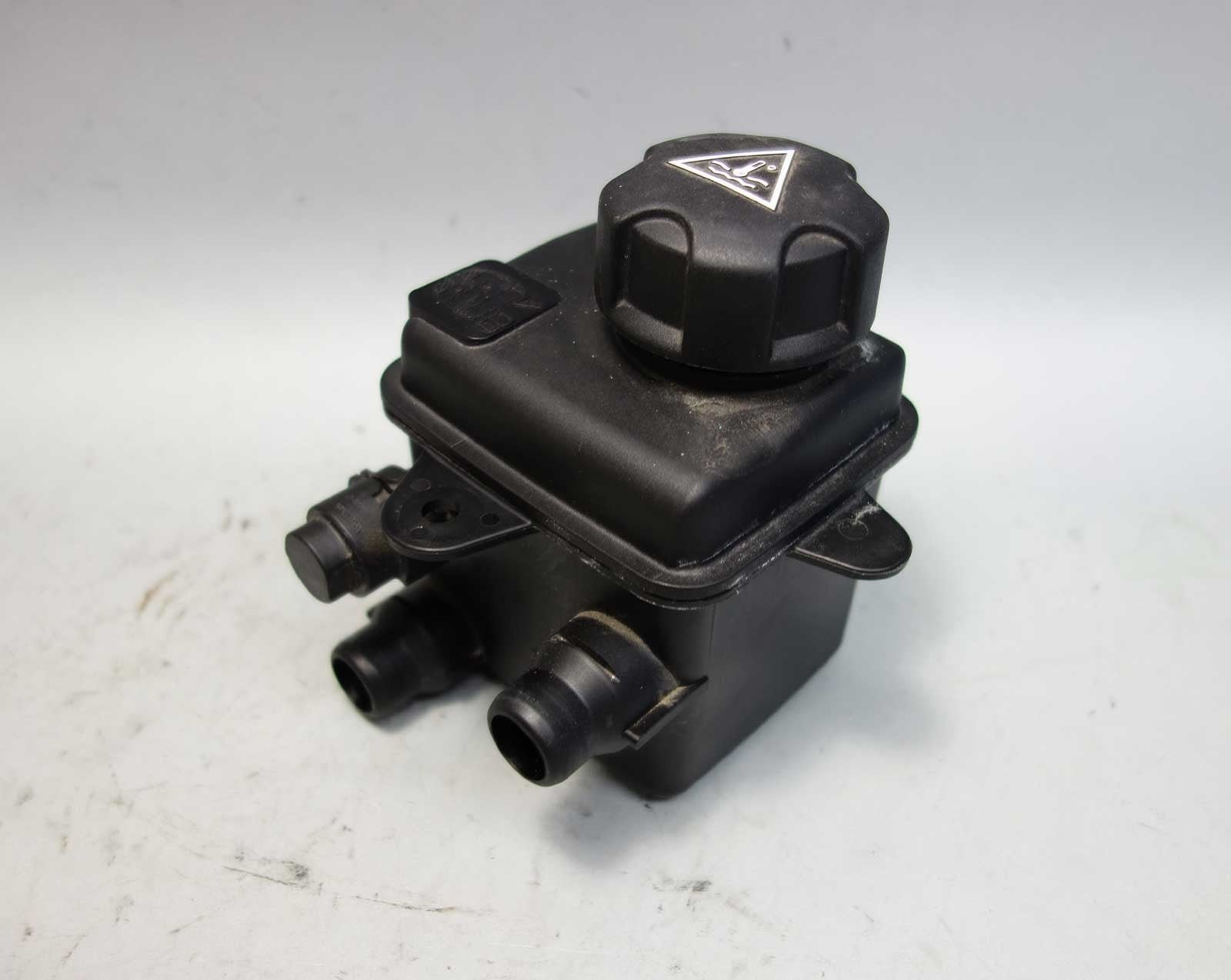 57_b91ce5f0-2f9d-4ca8-bb74-f029628b7183.jpg 2014-2017 BMW i01 i3 City Vehicle Coolant Expansion Tank for Cabin Heater OEM - Image 1