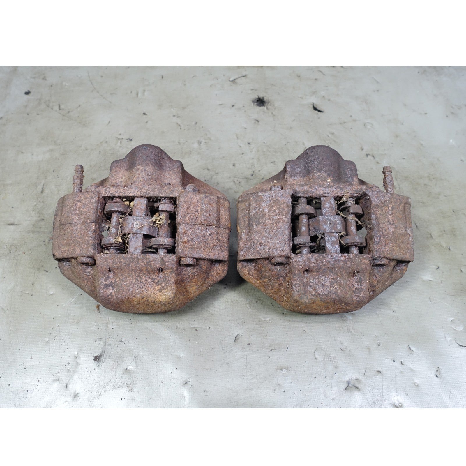 57_c6bda343-8137-4a24-8f6e-814c8dfb26b3.jpg Damaged BMW E3 Bavaria E12 Rear 2 Pot Brake Caliper Pair 1969-1981 Factory OEM - Image 1