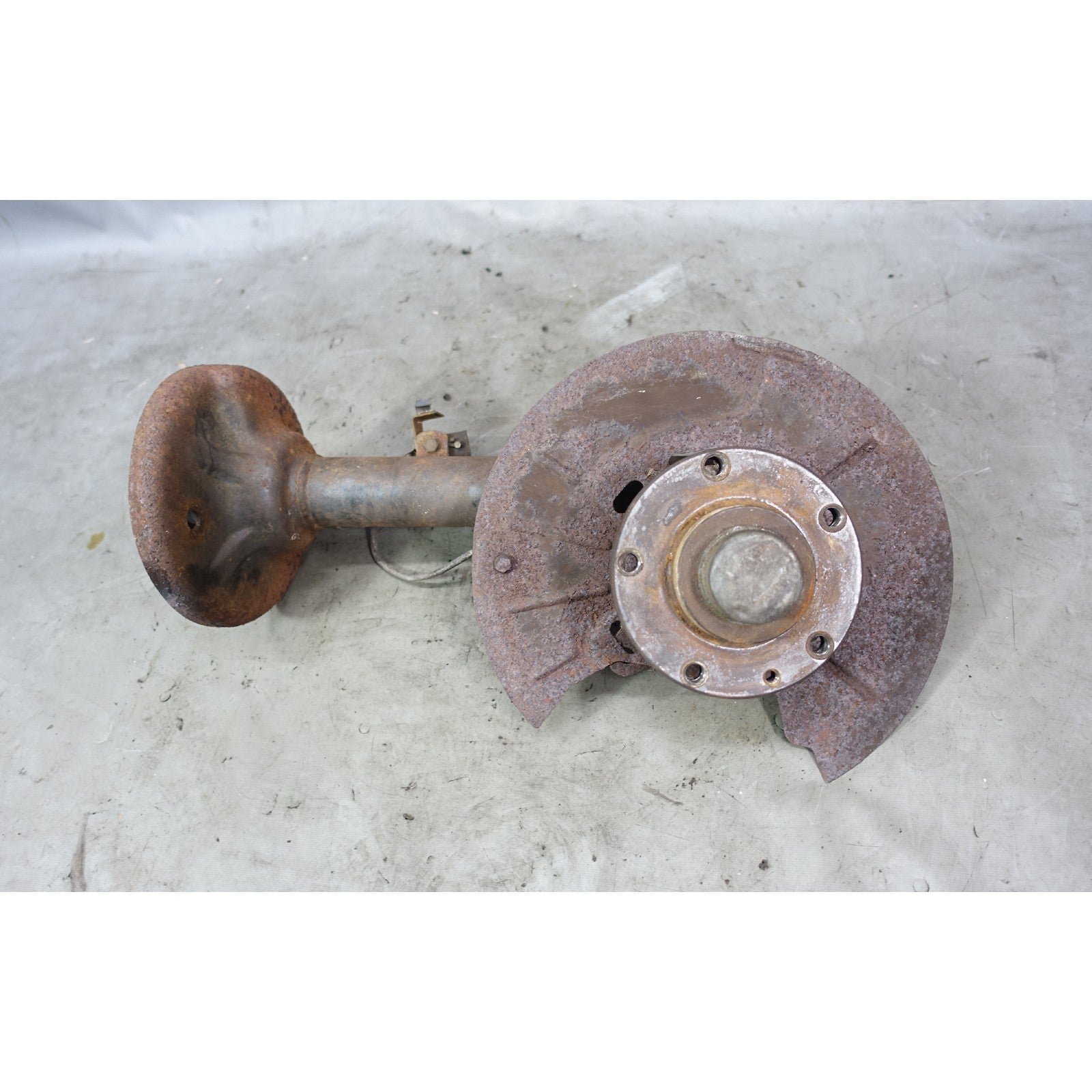 57_d8b9a3ef-d7fb-4d70-9ede-81930b26497a.jpg Damaged 78-87 BMW E23 7-Series Left Front Driver's Strut Housing Bearing Hub OEM - Image 1