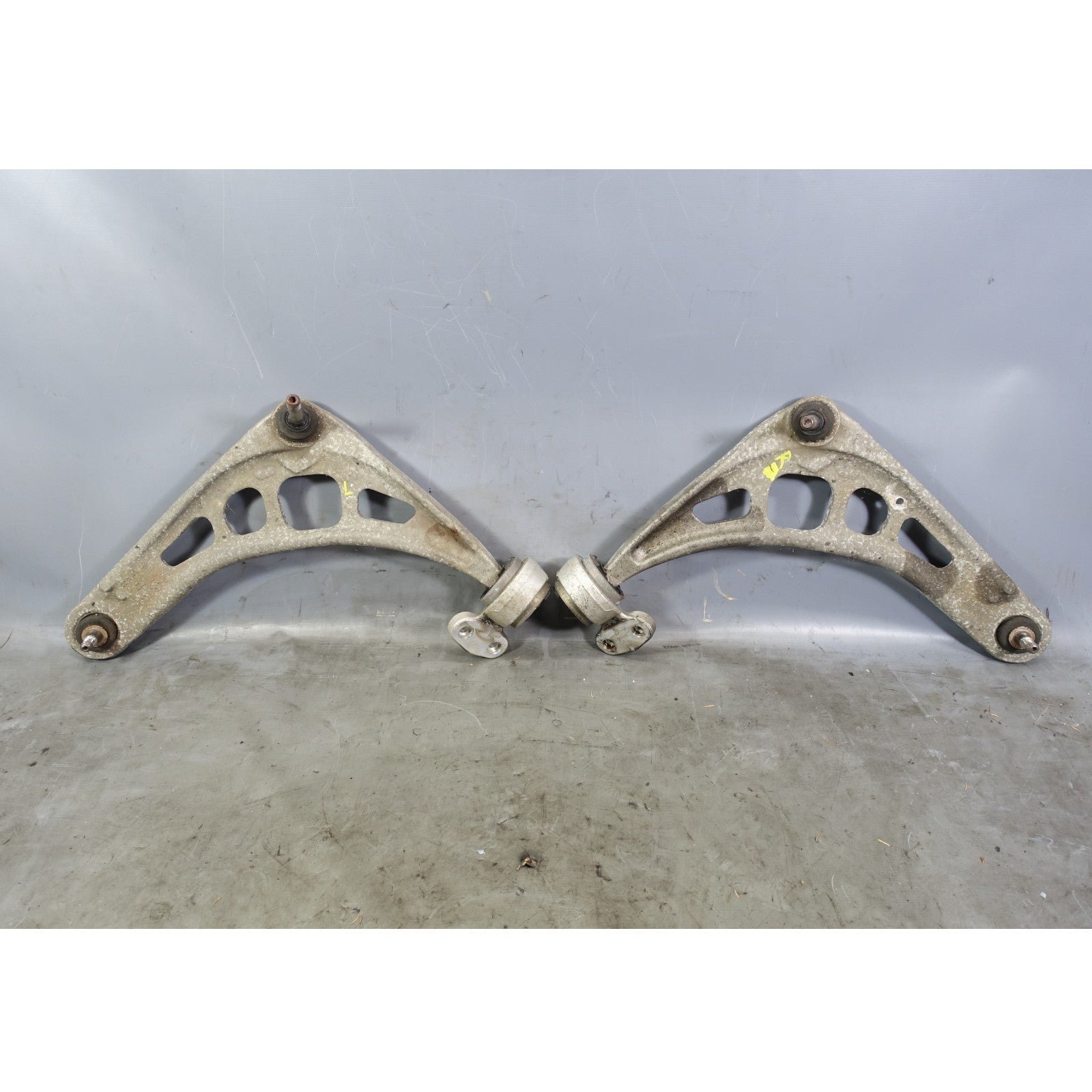 57_e78e7987-e668-4dc2-971c-16bf49eaa170.jpg 2000-2008 BMW E46 3-Series E85 E86 Z4 Front Wishbone Control Arm Pair OEM - Image 1