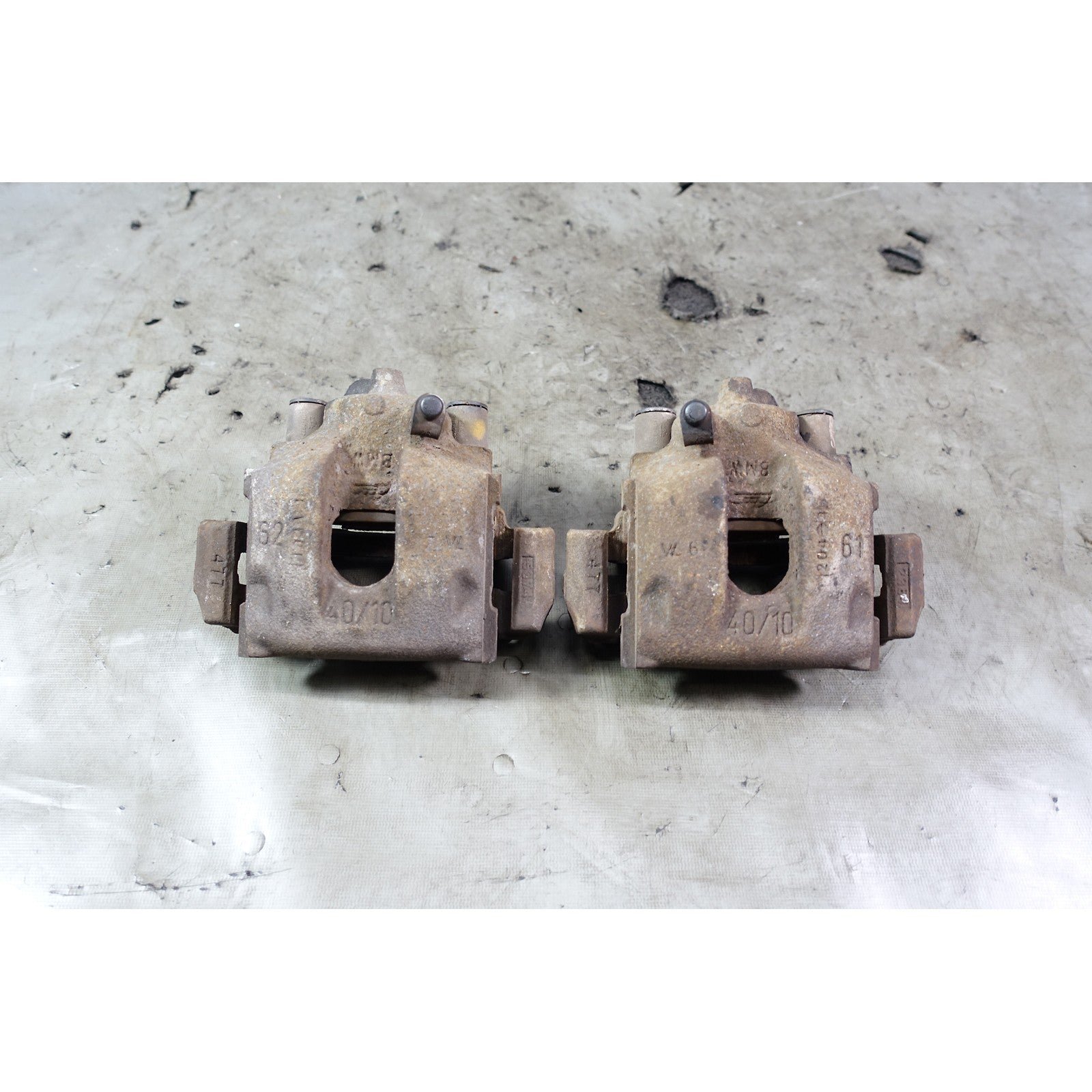 57_ed71bb9f-1b98-4a0b-8418-650c443ddd11.jpg 03-05 BMW E85 Z4 2.5i Roadster Factory Rear Axle Brake Caliper Pair w Mounts OEM - Image 1