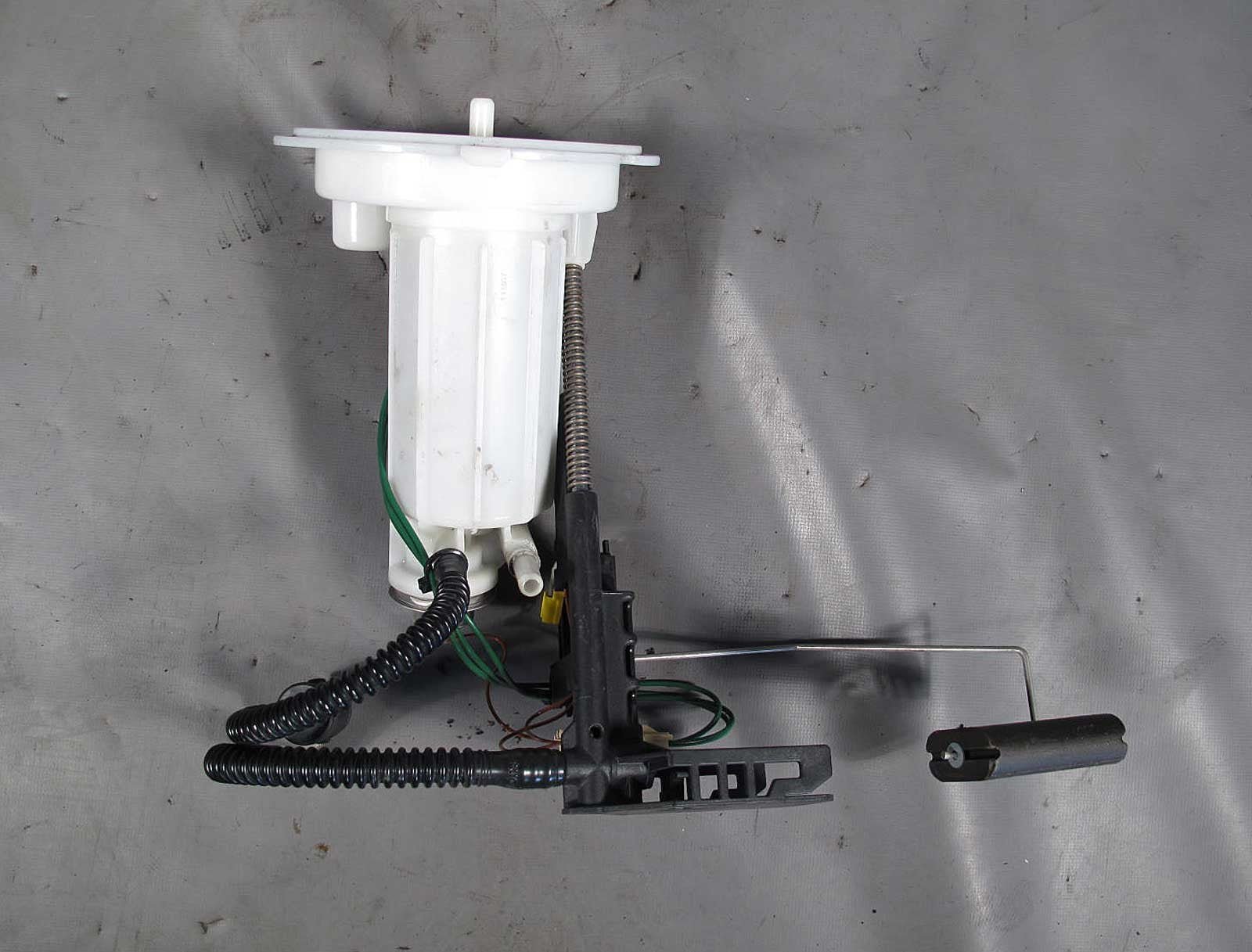 57_ef3dd7ca-2b4b-4181-bffa-25a9f8d67db3.jpg 2006-2010 BMW M5 M6 S85 5.0L V10 Left Side Fuel Tank Level Sender Sensor OEM - Image 1
