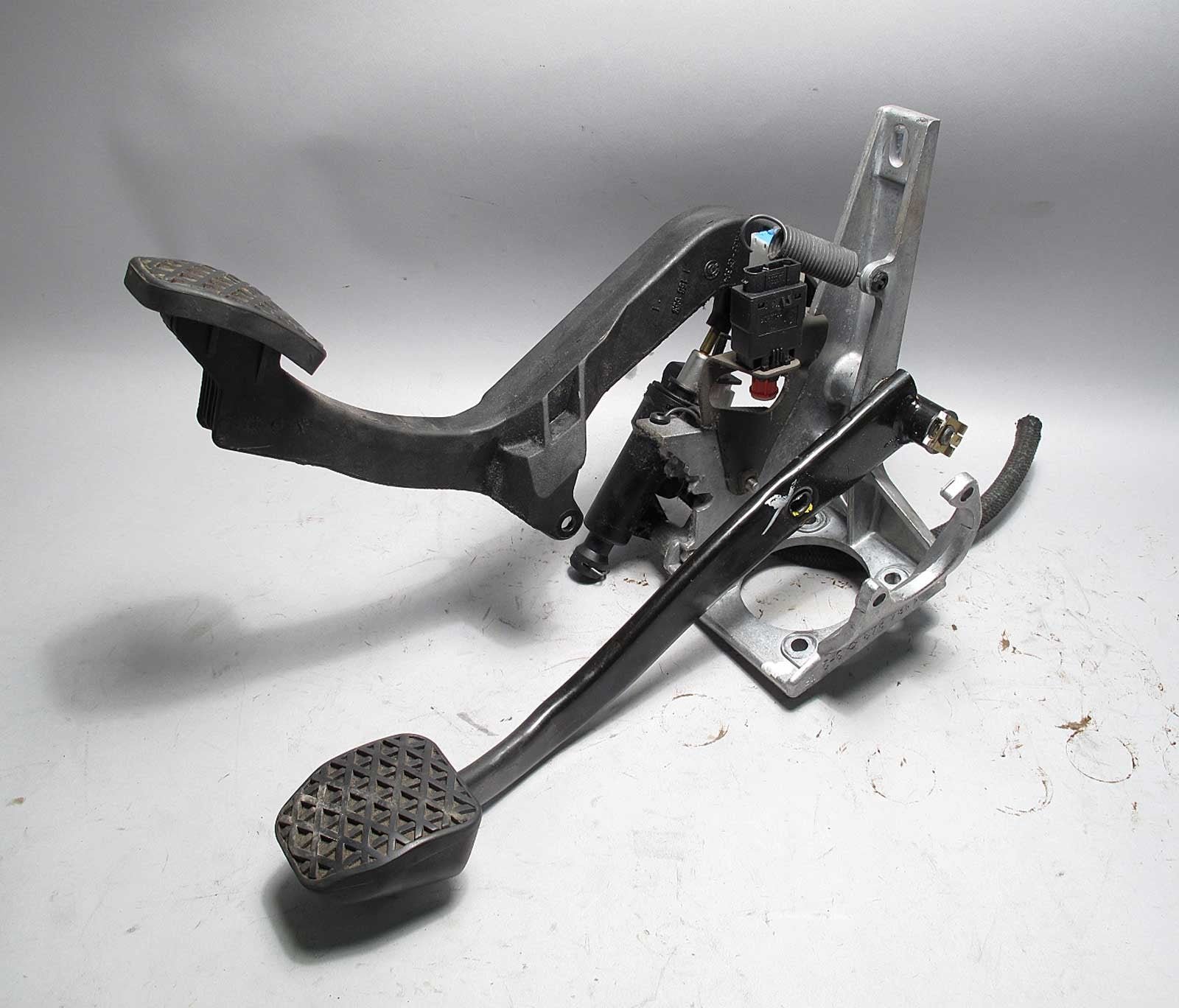 57_f4e03af6-8811-49f4-9c90-edac84612828.jpg 2001-2002 BMW Z3 5-Speed Clutch Pedal Box with Master Cylinder Factory OEM - Image 1